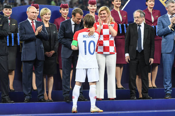 借助哈里 借助哈里